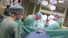 Lékaři v IKEMu transplantovali muži pět orgánů najednou