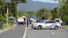 Policie zatarasila silnici před domem na předměstí města Cairns, kde někdo údajně ubodal osm dětí