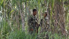 Kolumbijský voják hlídá místo, kde po útoku ozbrojenců FARC zahynulo pět vojáků