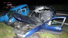Dvě auta se v sobotu srazila před kruhovým objezdem na silnici u Vamberka.  Dva lidé na následky nehody zemřeli