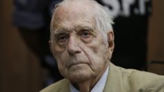 Bývalý argentinský diktátor Reynaldo Bignone u soudu v Buenos Aires