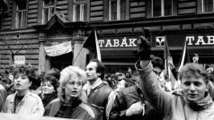 „Pravdu i z rozhlasu.“ Protestující před budovou Československého rozhlasu žádají během listopadu 1989 pravdivé zpravodajství