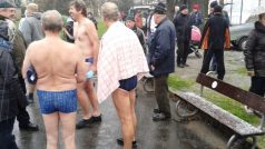 Díky nepřízni počasí si skuteční otužilci na Slovanském ostrově lebedili