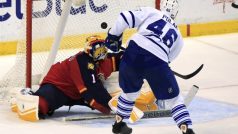 NHL: Český obránce v dresu Toronta Roman Polák překonává brankáře Floridy Roberta Luonga. Ani Polákův gól však Maple Leafs na body nestačil