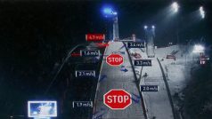 V Oberstdorfu se kvůli silnému větru skákat nedalo, ukázala grafika přímo na můstku