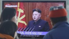 Lidé sledují v televizi projev severokorejského vůdce Kim Čong-una