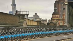 Bikesharing v Londýně v okolí stanice Waterloo