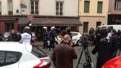 Okolí sídla Charlie Hebdo v Paříži je po útoku uzavřené