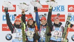 České biatlonové kvarteto se raduje z triumfu ve štafetě v Oberhofu