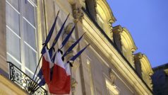 Vlajky na Elysejském paláci jsou na znamení smutku převázány černou páskou