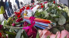 Solidaritu s Příží vyjadřují lidé po celém světě u francouzských ambasád (snímek z Berlína)