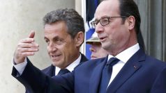 Bývalý francouzský prezident Nicolas Sarkozy a současný prezident François Hollande