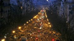 V pařížských ulicích jsou ještě desítky tisíc lidí