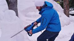 Ondřej Benč tvoří ledovou sochu snowboardisty