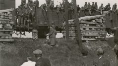 Lednový vlak smrti se nikdo neodvážil vyfotografovat. Na této fotografii je zachycen jiný transport koncentráčníků před budějovickým nádražím v květnu 1945