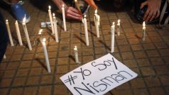 Argentina, Buenos Aires. Demonstrace kvůli podezřelé smrti prokurátora Alberto Nismana (foto z 19. ledna). Na cedulce je nápis „Jsem Nisman“