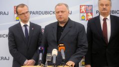 Hejtman Pardubického kraje Martin Netolický (vlevo), starosta Květné Petr Škvařil a první náměstek ministra vnitra Jiří Nováček