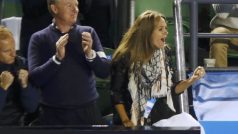 Kim Searsová, snoubenka tenisty Andy Murrayho, oslavuje vítězství svého partnera nad Tomášem Berdychem v semifinále Australian Open 2015