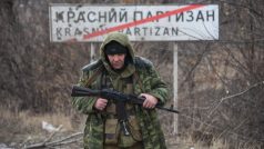 Proruský povstalec hlídá u kontrolního bodu ve městě Krasnyj Partyzan na východě Ukrajiny