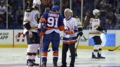 Legenda New York Islanders Mike Bossy po slavnostním buly s kapitány obou týmu
