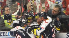 Hokejisté Vítkovic se radují z vítězství nad vedoucím Třincem
