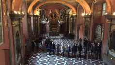 Na Vyšehradský kodex vystavený v Zrcadlové kapli Klementina si musí návštěvníci vystát frontu