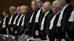 Soudci Mezinárodního soudního dvora v Haagu při dnešním jednání