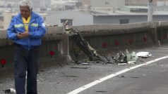 Muž prochází okolo místa nehody na dálničním viaduktu