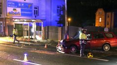 Opilý řidič vjel v podvečer osobním vozem v Děčíně na zastávku MHD. Jeden člověk zemřel, další čtyři jsou zranění