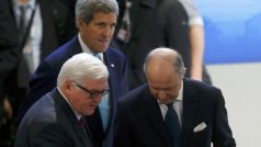 Ministři zahraničí Německa, Francie a USA Frank-Walter Steinmeier, Laurent Fabius a John Kerry na mnichovské bezpečnostní konferenci