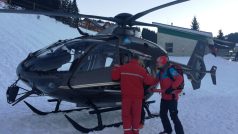Záchranáři nasedají do vrtulníku, který míří na místo pádu laviny v Krkonoších