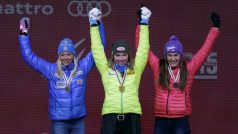 Šárka Strachová (vpravo) se raduje na stupních vítězů společně s vítězkou Mikaelou Shiffrinovou (uprostřed) a stříbrnou Fridou Hansdotterovou