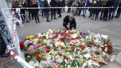 Obyvatelé Kodaně přinášejí květiny k místu sobotní střelby