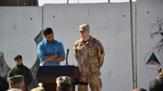 Nový velitel smíšené výcvikové letky v Afghánistánu Miroslav Šajban při projevu před vojáky