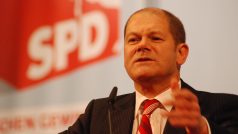 Znovu zvolený starosta Hamburku, 57letý Olaf Scholz, označil vysoké volební vítězství sociálních demokratů za „velkolepý úspěch, který potvrdil důvěru občanů v SPD“