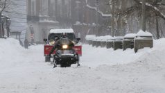 Severovýchod Spojených států bojuje s rekordními mrazy. V Bostonu odklízejí závěje sněhu