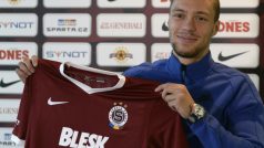 Václav Kadlec s dresem pražské Sparty po návratu z Eintrachtu Frankfurt