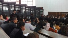 V soudní síni převažují novináři, dorazili ale i příbuzní a přátelé obviněných