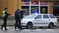 Policisté hlídkují před objektem, ve kterém restaurace sídlí