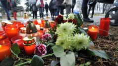Lidé přinášejí na místo tragédie v Uherském Brodu svíčky a květiny