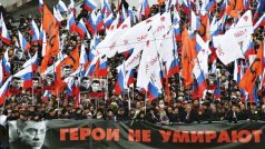 Moskvou procházejí tisíce lidí k uctění památky zastřeleného Borise Němcova