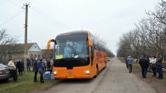 Odjezd autobusu s českými krajany z východní Ukrajiny do Prahy