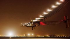 Solar impulse 2 přistává v ománském Makatu po úspěšném zdolání první etapy cesty kolem světa