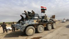 Šíitští bojovníci a příslušníci iráckých bezpečnostních složek nedaleko Tikrítu