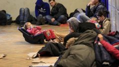 Kosovo opouštějí desítky tisíc lidí. Na snímku kosovští Albánci na Východním nádraží v Budapešti