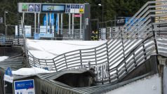 Ve Špindlerově Mlýně se včera dopoledne zřítila konstrukce nástupu lyžařů na čtyřsedačkovou lanovku na Pláně