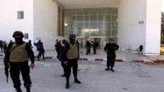 Tuniská policie před muzeem Bardo v Tunisu