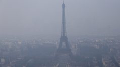 Paříž zahalil smog