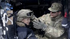 Vojáci z amerického konvoje se po cestě setkávají s veřejností
