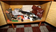 Trutnovští policisté našli u 58letého muže velké množství nelegálně držených zbraní, nábojů a výbušnin